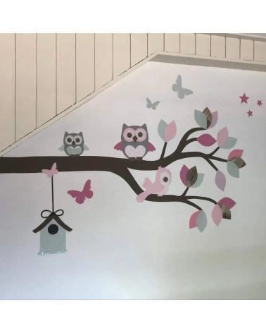 Behangsticker babykamer meisje sierlijke tak met uilen in mintgroen en roze.