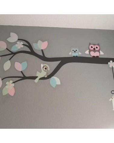Behangsticker babykamer meisje sierlijke tak met uilen in mintgroen en roze en blauw met set bloemen.