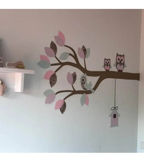 Behang sticker baby meisjeskamer roze en groene tak met uiltjes en vogel.