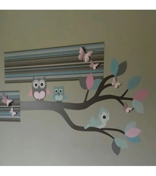 Behang sticker baby meisjeskamer roze en groene tak met uiltjes en vogel.