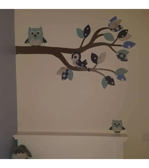 Behangsticker sierlijke uilentak lichtblauw met vogelhuisje jongens babykamer.
