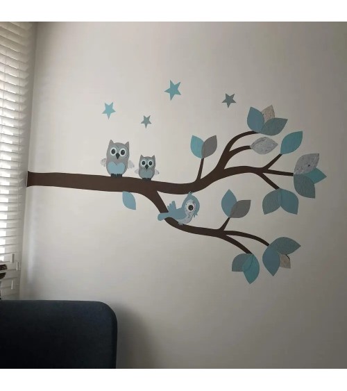 Behangsticker sierlijke uilentak lichtblauw met vogelhuisje jongens babykamer.