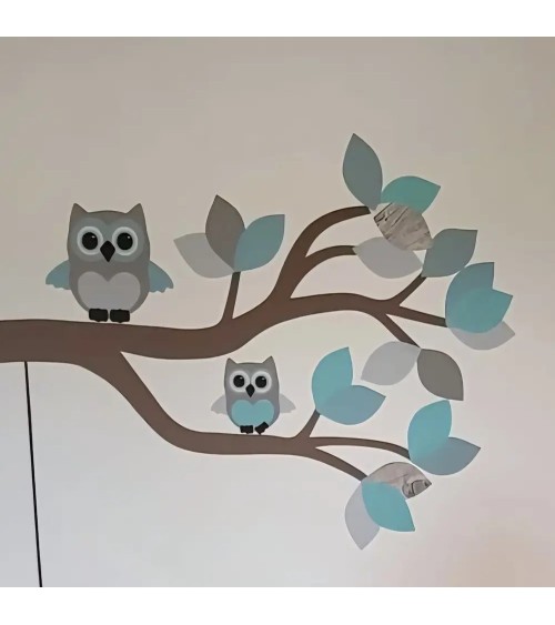 Behangsticker sierlijke uilentak lichtblauw met vogelhuisje jongens babykamer.