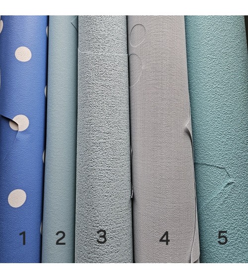 Behangsticker sierlijke uilentak lichtblauw met vogelhuisje jongens babykamer.