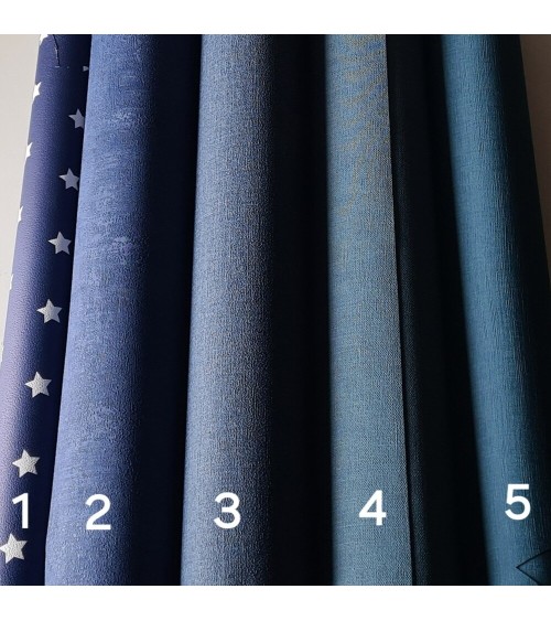 Behangsticker sierlijke uilentak lichtblauw met vogelhuisje jongens babykamer.