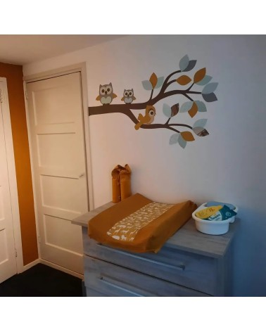 Behang sticker babykamer sierlijke tak met uiltjes in okergeel en mintgroen.