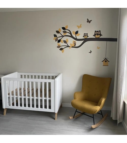 Behangsticker babykamer sierlijke uilentak in verschillende tinten okergeel.