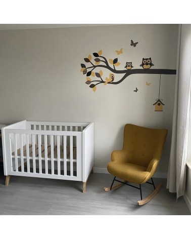 Muursticker babykamer okergele uilentak spiegelbeeld met vogelhuisje.