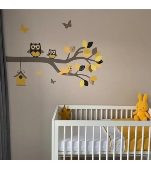 Behangsticker babykamer sierlijke uilentak in verschillende tinten okergeel.