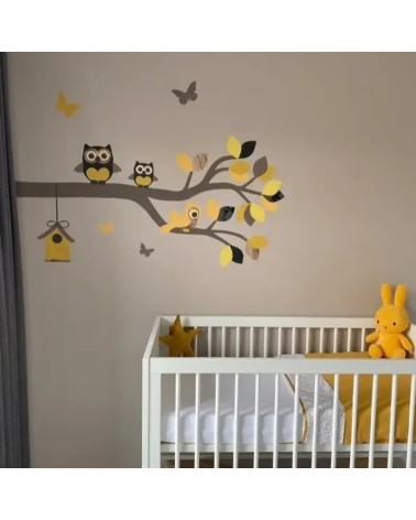 Behangsticker babykamer sierlijke uilentak in verschillende tinten okergeel close up.