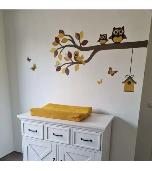 Behangsticker babykamer sierlijke uilentak in verschillende tinten okergeel.