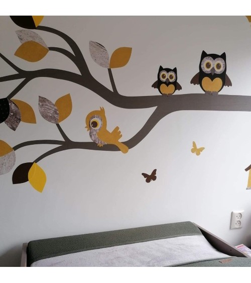 Behangsticker babykamer sierlijke uilentak in verschillende tinten okergeel.