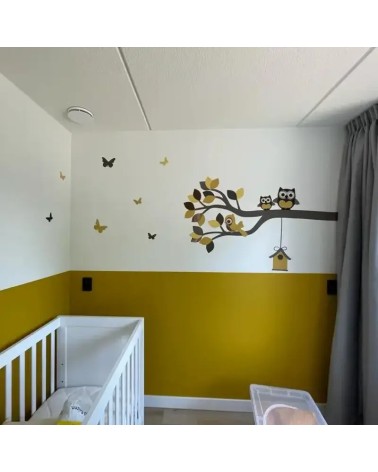 Behang muursticker boom met dieren, zoals uilen en vogels in okergeel voor een neutrale babykamer.