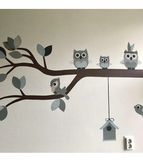 Behangsticker kinderkamer oud groene tak met uiltjes en vogeltjes.