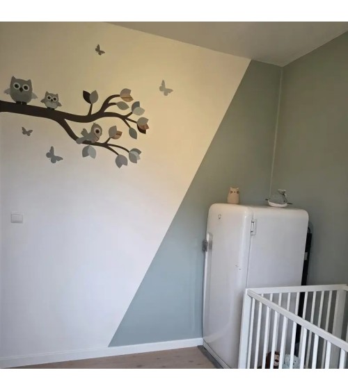 Behangsticker kinderkamer oud groene tak met uiltjes en vogeltjes.