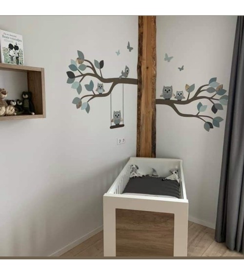 Behangsticker kinderkamer oud groene tak met uiltjes en vogeltjes.