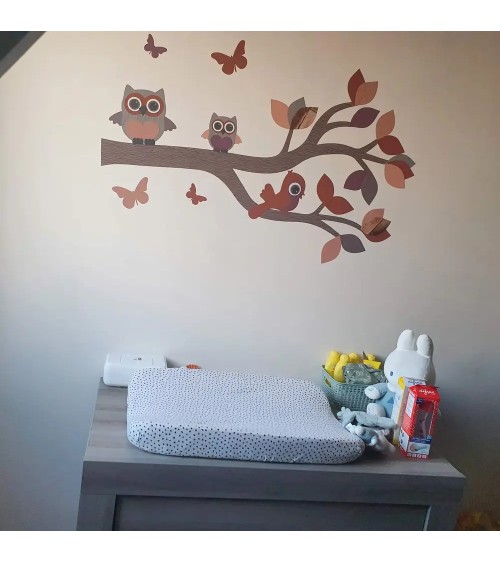 Behangsticker babykamer sierlijke tak met uiltjes roest bruin en terracotta.