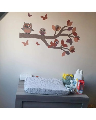 Behang muursticker babykamer sierlijke tak met schattige uiltjes en vogel in roest bruin, paars en terracotta.
