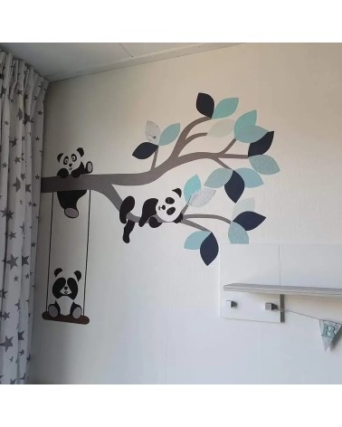 Behangsticker babykamer sierlijke panda tak in lichtblauw en donkerblauw.