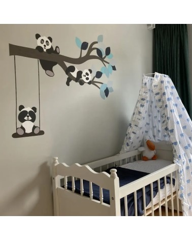 Blauwe panda tak behang muursticker boven wiegje.