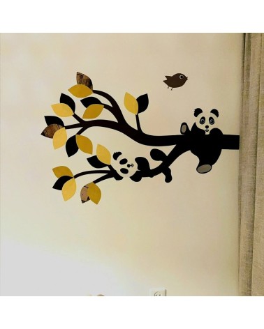 Behangsticker sierlijke tak met pandaberen in verschillende okergele kleuren in spiegelbeeld.