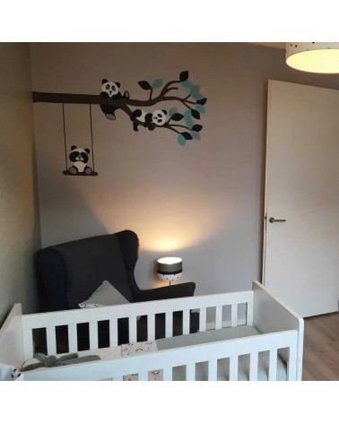 Behangsticker babykamer tak met panda's in verschillende lichtblauwe en donkerblauwe kleuren.
