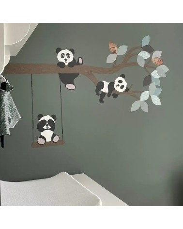 Groene panda tak behangsticker in groene, neutrale babykamer.