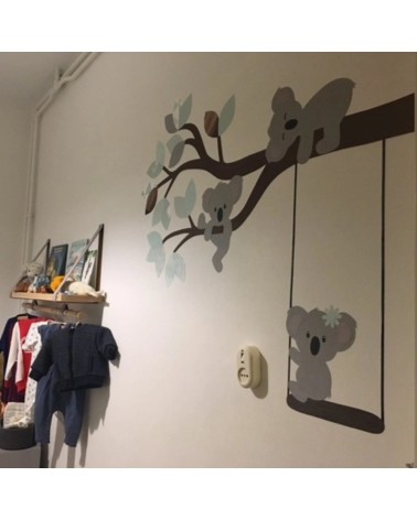 Behangsticker babykamer tak met koalabeertjes in verschillende mintgroene kleuren.