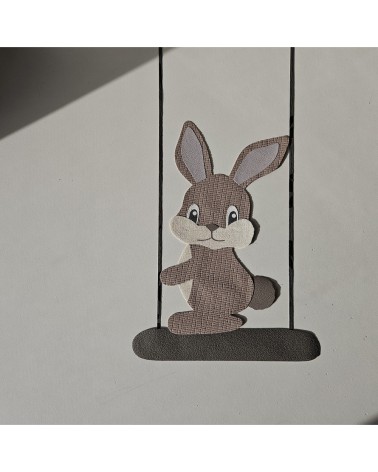 Behangsticker konijn op schommel.