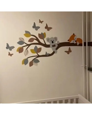 Behangsticker tak met vosje en koalabeer in groen, okergeel en terracotta.