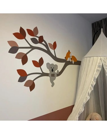 Behangsticker tak met slapend vosje en hangend koalabeertje in roest tinten.