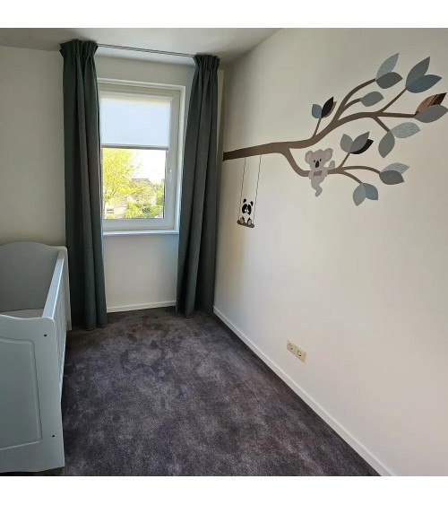 Behang muursticker babykamer losse sierlijke tak okergeel met indianen uil.