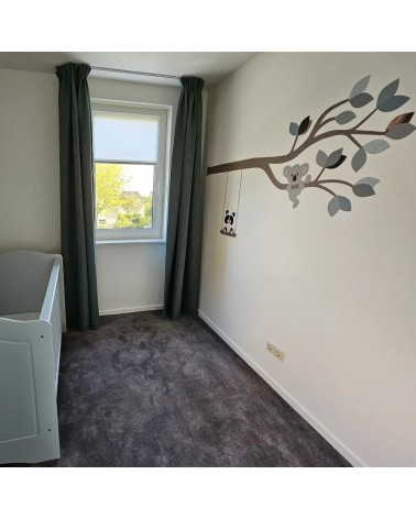 Behangsticker babykamer tak in oudgroen met panda op een schommel en een klimmend koalabeertje.