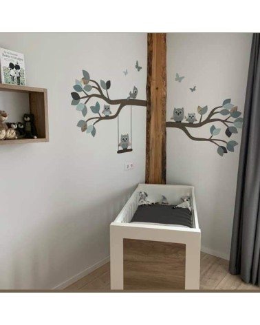 Dubbele tak met schattige dieren in oudgroen geplakt als boom in de hoek van de babykamer.