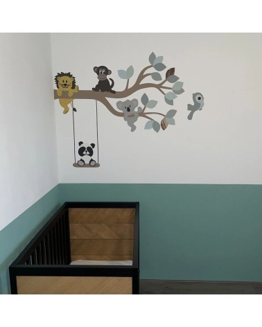 Behangsticker tak met vrolijke dieren in groentinten.