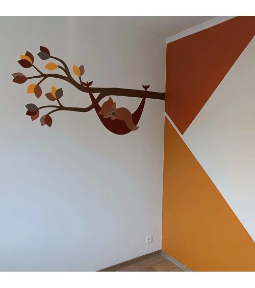 Behang muursticker babykamer losse sierlijke tak okergeel met indianen uil.