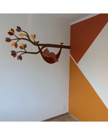 Tak met vosje in hangmat voor de babykamer in de kleuren okergeel en roest.