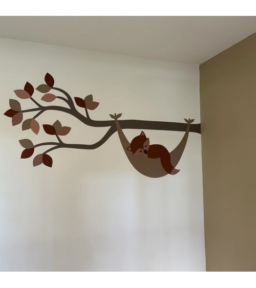 Behang muursticker babykamer losse sierlijke tak okergeel met indianen uil.