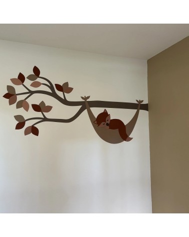 Behangsticker kinderkamer tak met vosje in hangmat in bruintinten.
