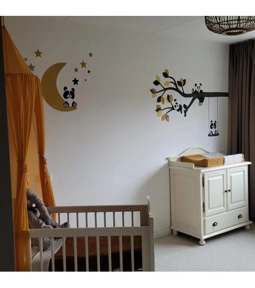 Behang muurstickers babykamer tak met pandabeertjes en pandabeertje op maan okergeel.