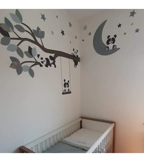 Behang muurstickers babykamer tak met pandabeertjes en pandabeertje op maan okergeel.