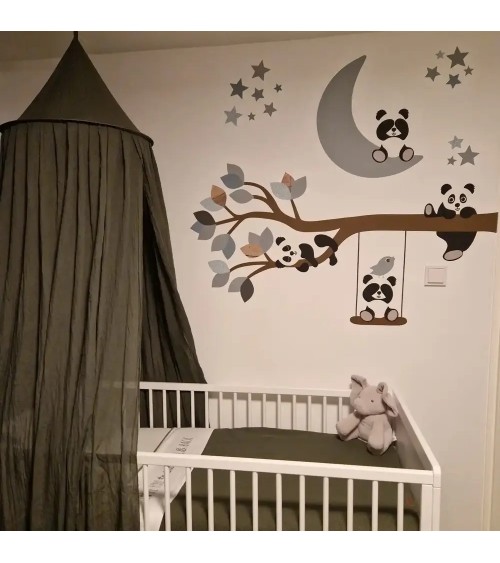 Behang muurstickers babykamer tak met pandabeertjes en pandabeertje op maan okergeel.