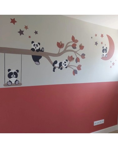 Combi deal set behangstickers babykamer panda op man en pandatak in roest en terracotta.