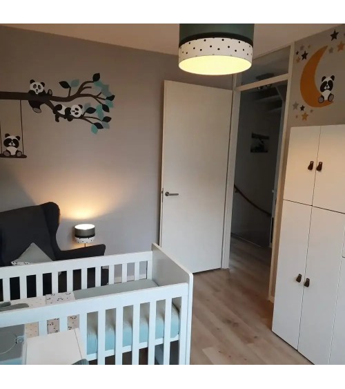 Behang muurstickers babykamer tak met pandabeertjes en pandabeertje op maan okergeel.