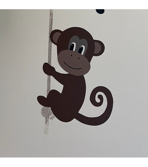 Behangsticker jungle kamer grote aap aan touw boven de commode.