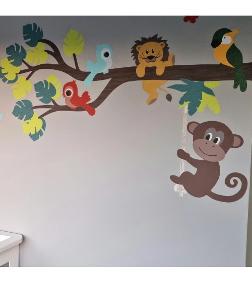 Behangsticker jungle kamer grote aap aan touw boven de commode.