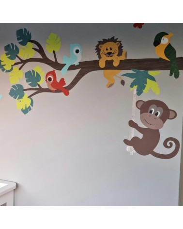 Behangsticker grote aap aan touw aan jungletak.