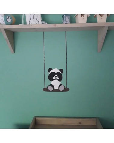 Behangsticker pandabeertje op een schommel.