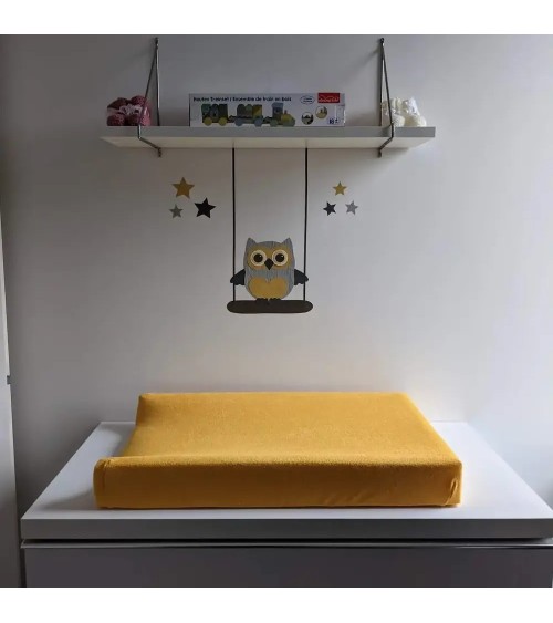 Behangsticker pandabeertje op schommel boven commode.