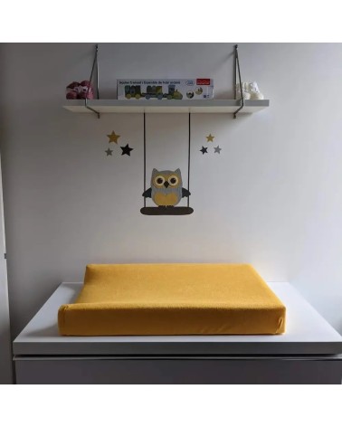 Behangsticker schommel met uiltjes boven commode.